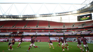 Халфът Гранит Джака ще остане в Арсенал до края на