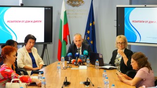 На брифинг в Министерството на образованието и науката министър Красимир