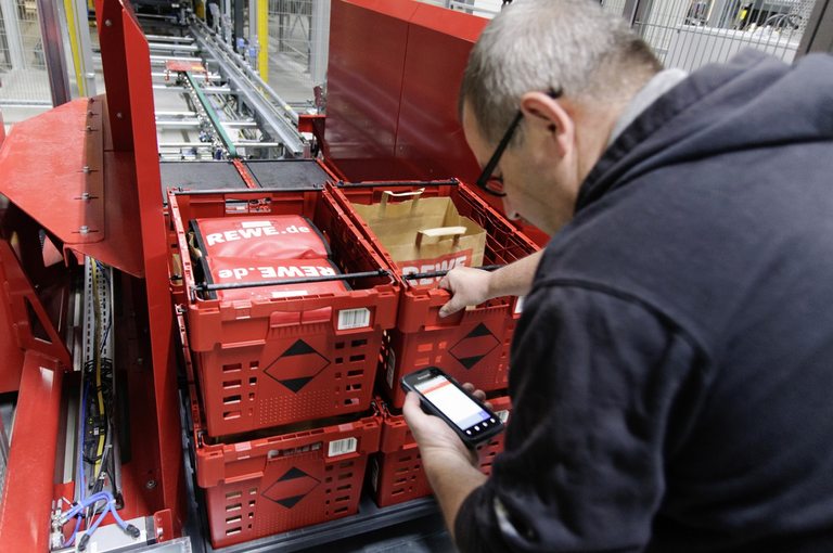  Служителите ревизират поръчките единствено преди да бъдат опаковани и натоварени в камионите 