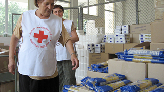  БЧК-Ловеч раздаде 200 пакета здравословни храни на деца сираци