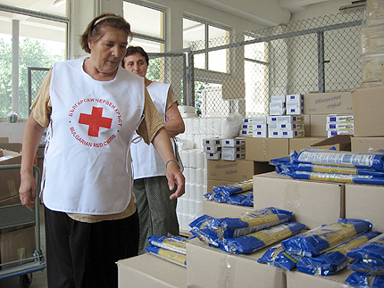  БЧК-Ловеч раздаде 200 пакета здравословни храни на деца сираци