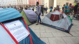  Протестиращи опънаха палатки пред Министерски съвет в поддръжка на свободното къмпингуване 
