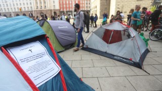 Протестиращи опънаха палатки пред МС в подкрепа на свободното къмпингуване