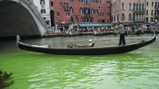 Веществото което оцвети Канале Гранде на Венеция в ярко зелено