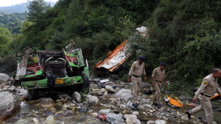 29 загинали и 18 ранени при катастрофа на автобус в Индия