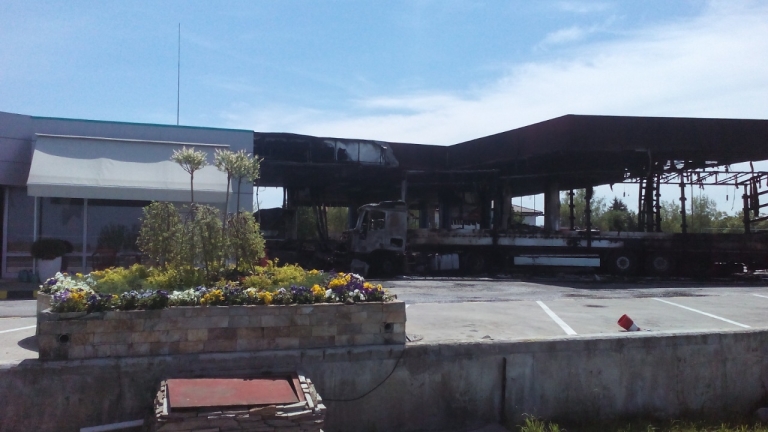 Стана ми лошо, не съм камикадзе, каза тираджията, блъснал се в бензиностанция