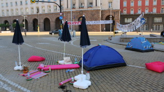 Палатките в центъра на София остават