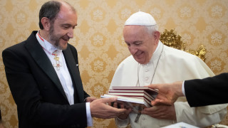 Българският посланик във Ватикана Богдан Паташев връчи днес акредитивните си