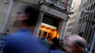 Въпреки притесненията относно инфлацията и омикрон варианта пазарът на акции