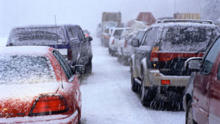 Обилен снеговалеж затруднява почистването на магистрала "Хемус"