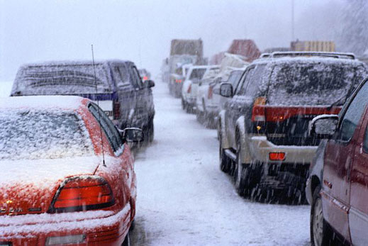 Обилен снеговалеж затруднява почистването на магистрала "Хемус"