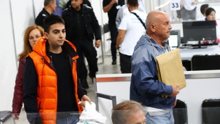 Изборните книжа вече пристигат в зала Арена София съобщава БНТ Общо