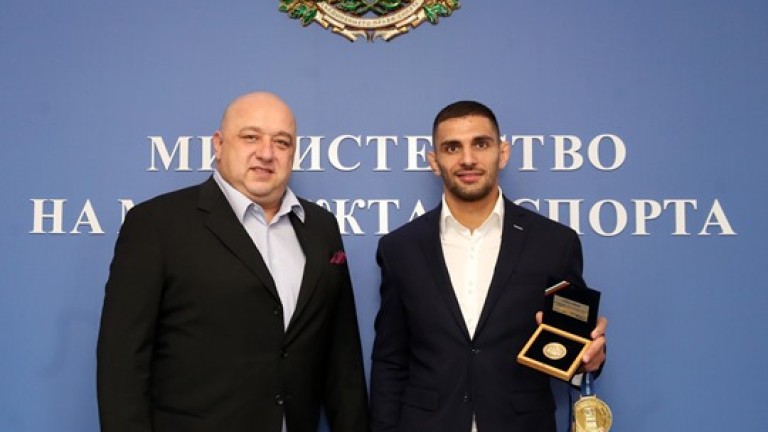 Министър Кралев награди джудиста Ивайло Иванов за златния му медал на турнира от сериите Гран при в Хага