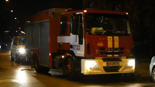 Пожар избухна в столична автокъща