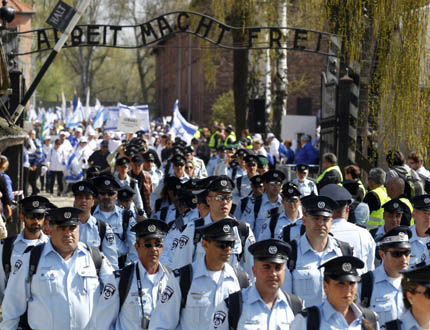 Почетоха паметта на жертвите на Холокоста в Аушвиц