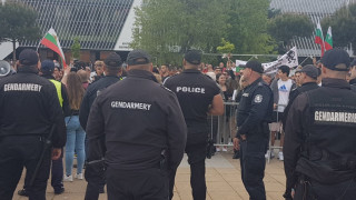 Напрежение се нагнети между участници в протест и контрапротест в