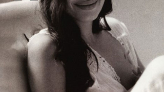 Снимка на кърмещата Анджелина излиза на корицата на сп. W