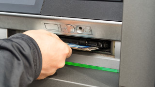 Гърция ще премахне таксите за основни банкови транзакции и ще