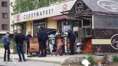 Жена намушка четирима души в магазин във Варна