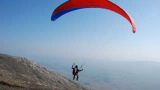 Парапланерист е бедствал две денонощия с два счупени крака след