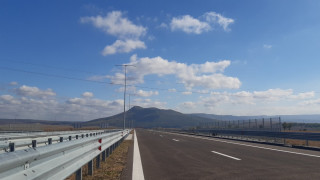 Тир катастрофира и препречи трите ленти на АМ Хемус съобщава