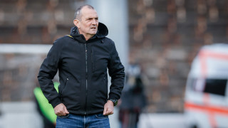 Треньорът на Славия Златомир Загорчич задраска един от двамата чужденци