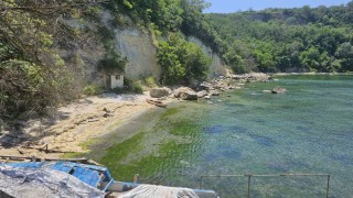 Пръст и камъни паднаха от ската на неохраняемия плаж Галата