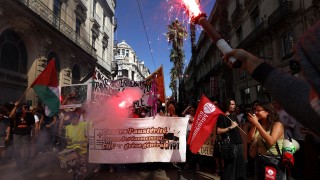 Десетки задържани на протести за пълна блокада във Франция