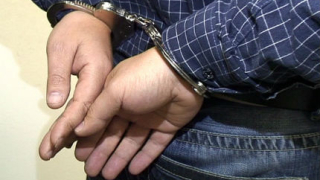 Задържаха трима за незаконна сделка със 100 мастърбокса цигари