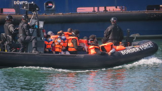 Повече от 800 търсещи убежище пристигнаха във Великобритания с малки