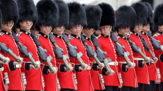 Да служиш на британската корона е голяма отговорност но често