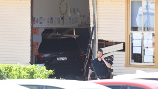 Кола се заби в класна стая в Сидни, две момчета загинаха