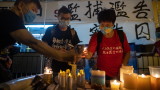  Жителите на Хонконг почитат жертвите на кръвопролитията на 