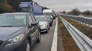 Километрични опашки и изнервени шофьори заради ремонтите на АМ "Тракия"