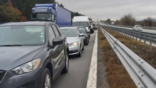 Катастрофа на автомагистрала Тракия затруднява движението  Образувала се е километрична опашка