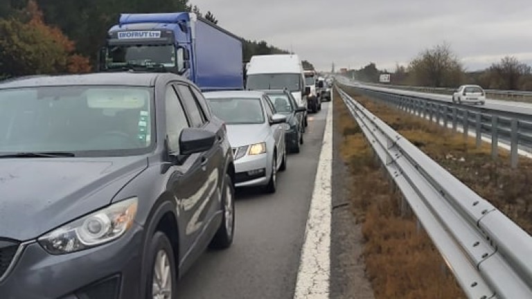 Катастрофа на автомагистрала Тракия затруднява движението. Образувала се е километрична опашка