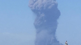 Един турист е загинал след изригване на вулкана на остров