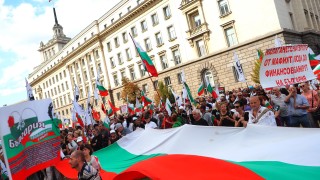 Режимът си отива левът остава е мотото на поредния протест
