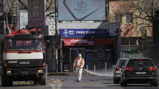 Хората в Косово удрят по тендежи по балконите си в знак