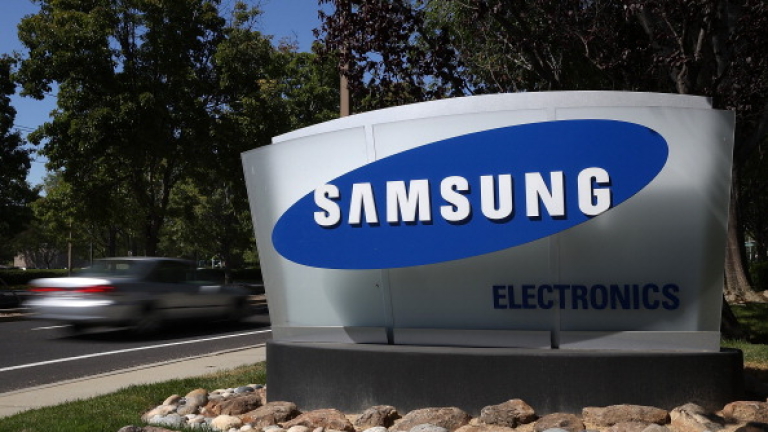 Акциите на Samsung Electronics спаднаха с 4%, достигайки едномесечно дъно,
