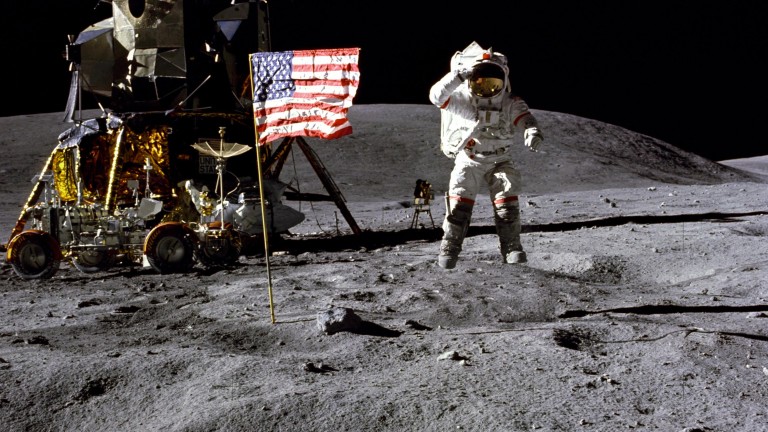 Почина астронавтът Джон Янг – шестият човек на Луната