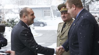 Президентът иска по-голямо внимание към армията