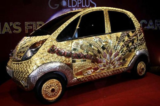 Направиха кола от злато и диаманти