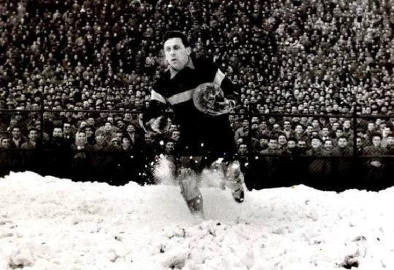 В днешно време отлагат мачове в момента, в който на терена попадне и прашинка сняг... През сезон 1956/57 обаче, това е било невъзможно да се случи. На снимката е вратарят на Франция по време на мач с Италия.