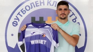 Преслав Боруков подписа професионален договор с Етър Нападателят парафира с виолетовите
