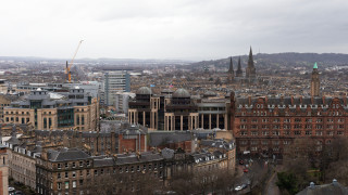 Задържаха 3 жени, след като ван се вряза край военен завод в Шотландия