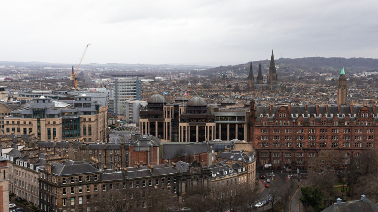 Задържаха 3 жени, след като ван се вряза край военен завод в Шотландия