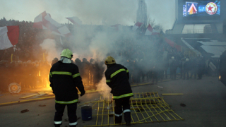 Бой на "Армията", шамарят фен на Левски пред погледите на отбора