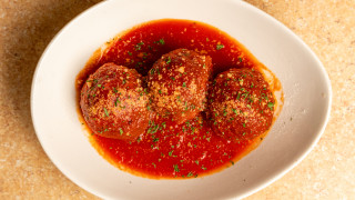 Спагети с доматен сос и кюфтенца е класическо ястие за