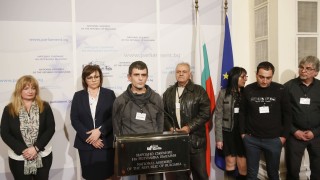 Лидерът на БСП Корнелия Нинова покани в парламента общински съветници